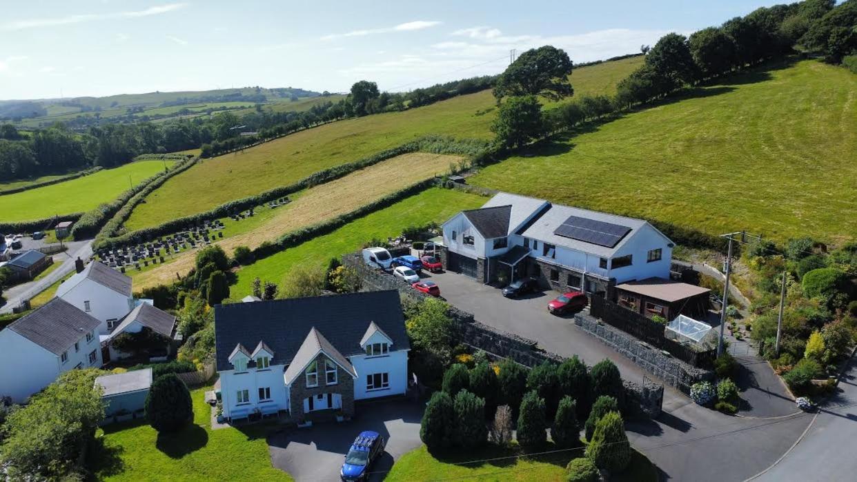 Y Grange Bed and Breakfast Llanfihangel-y-Creuddyn Exteriör bild