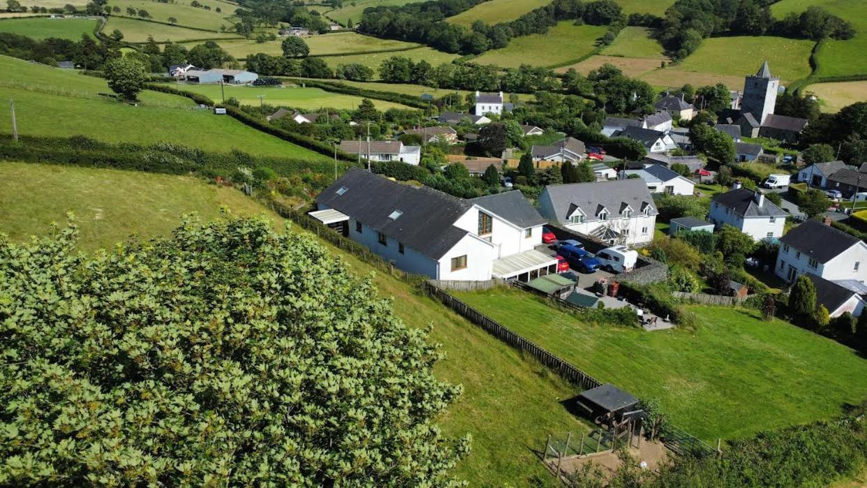 Y Grange Bed and Breakfast Llanfihangel-y-Creuddyn Exteriör bild