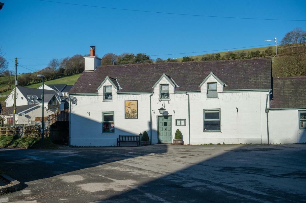 Y Grange Bed and Breakfast Llanfihangel-y-Creuddyn Exteriör bild