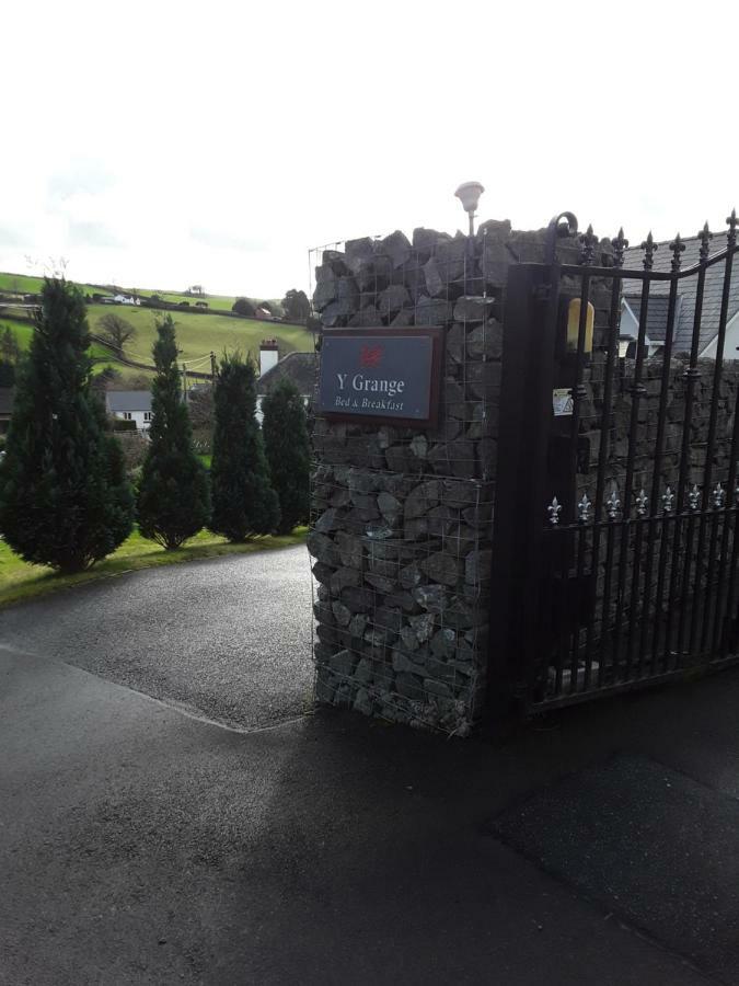 Y Grange Bed and Breakfast Llanfihangel-y-Creuddyn Exteriör bild